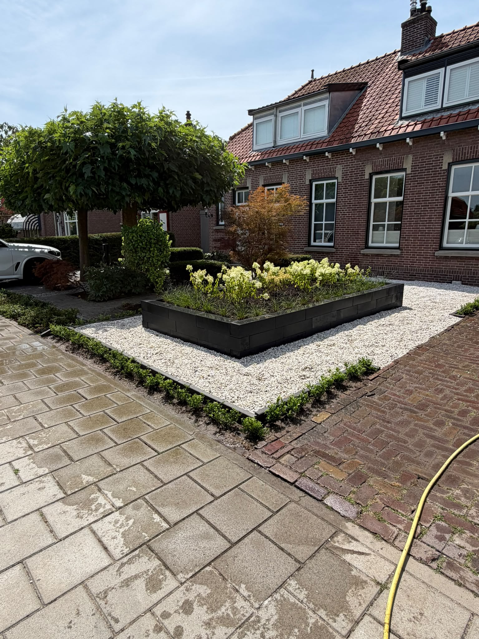 Na: Nieuwe border met sierkiezels voortuin