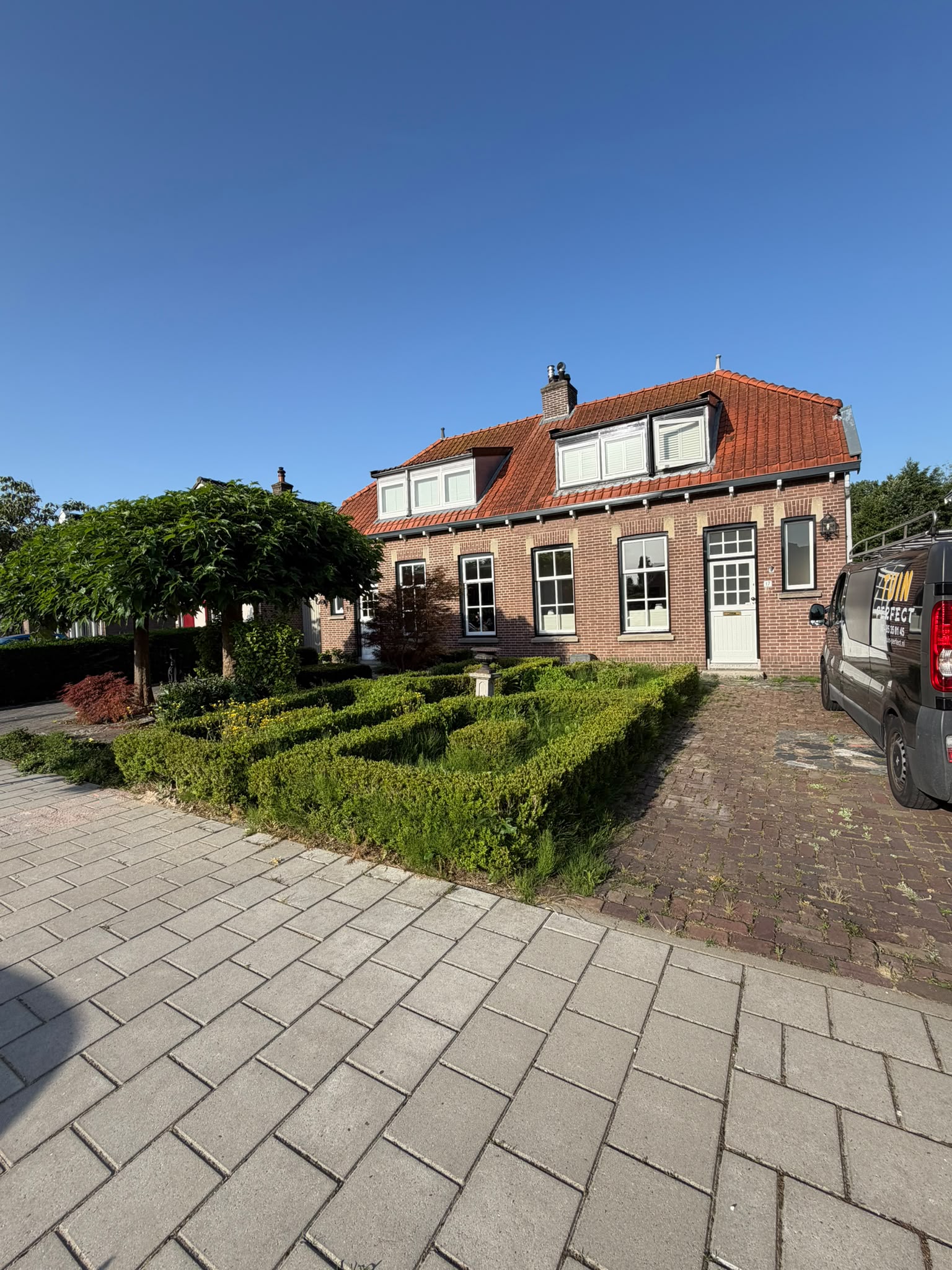 Voor: Overwoekerde border met onkruid